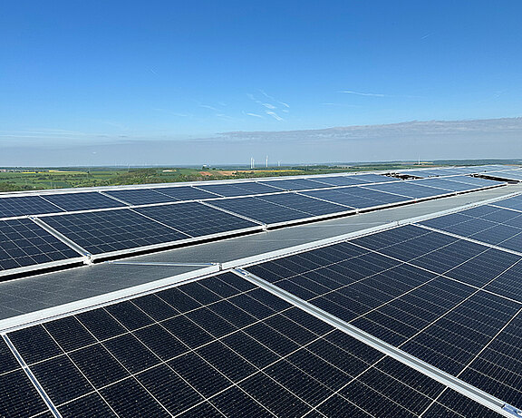 Das Bild zeigt die neue Photovoltaikanlage auf dem Dach der BASS GmbH.